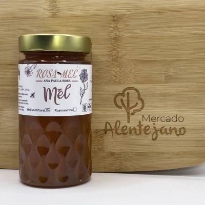 Frasco de mel multifloral Rosa Mel sobre fundo de madeira com logo Mercado Alentejano.