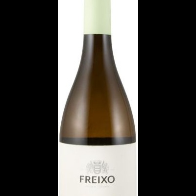 Garrafa de vinho branco Freixo Sauvignon Blanc 2021 com rótulo branco