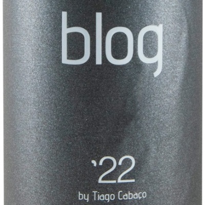 garrafa de vinho com rótulo cinzento e texto branco