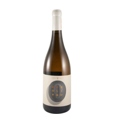 garrafa de vinho branco com rótulo branco e círculo cinza com letras alaranjadas