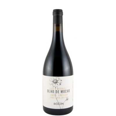 Garrafa de vinho tinto Reserva Olho de Mocho 2020 ROCIM com rótulo branco e flores