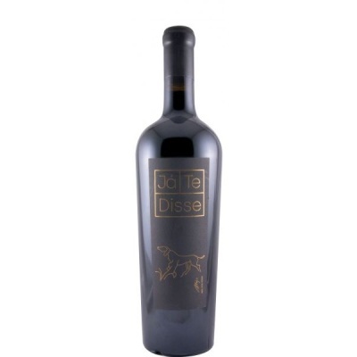 Garrafa de vinho com rótulo preto e texto dourado