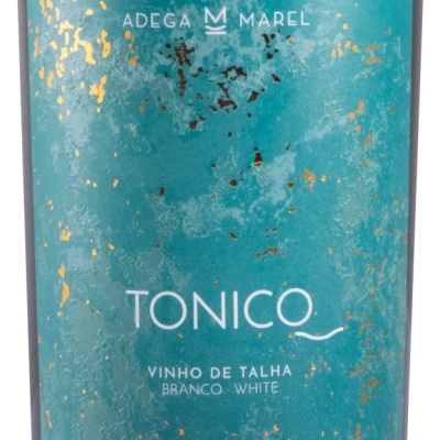 Rótulo azul turquesa de vinho branco com texto branco e detalhes dourados