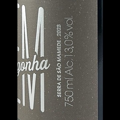 Rótulo de vinho castanho com texto branco mostrando volume e teor alcoólico