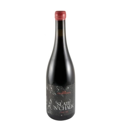 Garrafa de vinho tinto com rótulo preto e selo vermelho