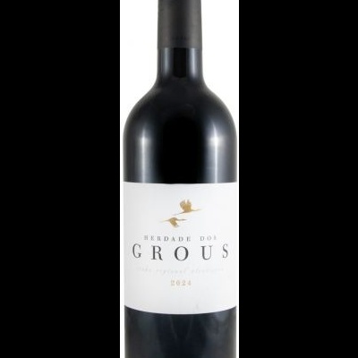 Garrafa de vinho tinto com rótulo branco e texto HERDADE DOS GROUS 2018