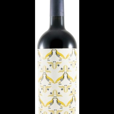 Garrafa de vinho com rótulo decorativo branco com padrões em amarelo e preto