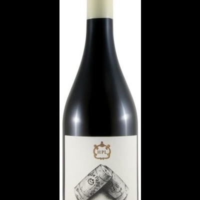 Garrafa de vinho preto com rótulo branco e desenho de rolhas.