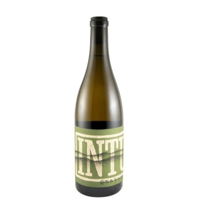 Garrafa de vinho com rótulo verde e texto INTU