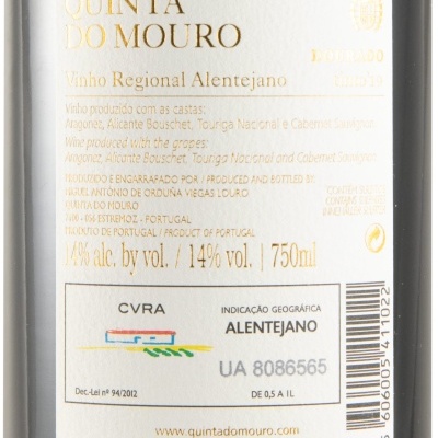 Etiqueta de vinho Quinta do Mouro Dourado com informações de produção e volume