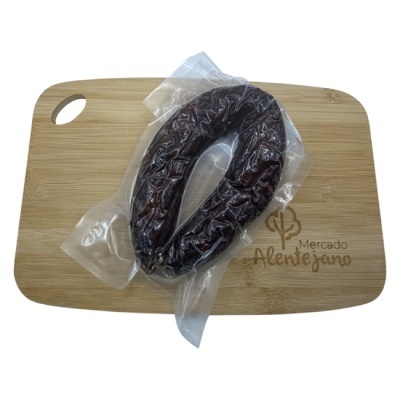 Salsicha preta embalada a vácuo sobre tábua de madeira com logo Mercado Alentejano