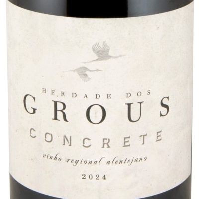 Frente de garrafa de vinho com rótulo branco e texto HERDADE DOS GROUS CONCRETE 2024