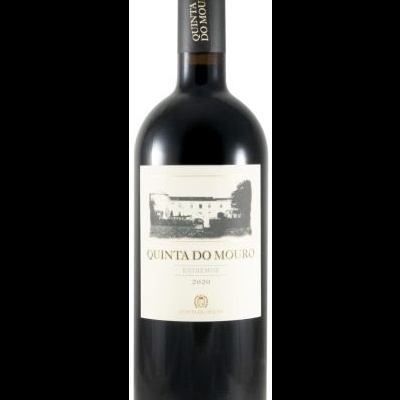 Garrafa de vinho tinto Quinta do Mouro 2020 com rótulo branco e imagem da casa.