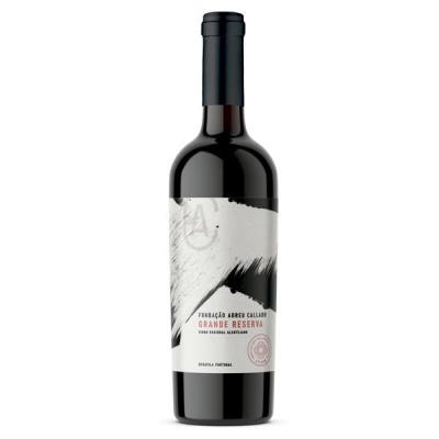 Garrafa de vinho tinto com rótulo branco e preto, detalhes em vermelho.