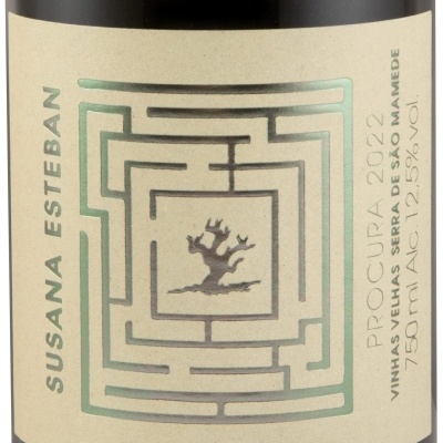 Etiqueta de vinho SUSANA ESTEBAN com design geométrico e texto