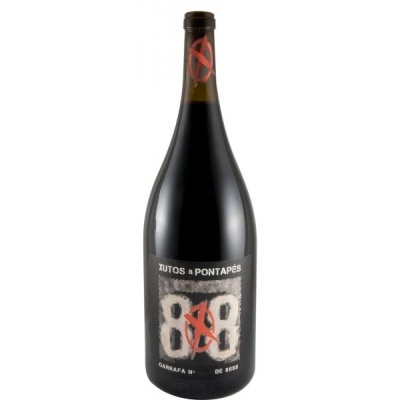 Garrafa de vinho escura com rótulo preto e números 888 em destaque