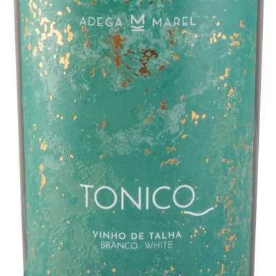 Rótulo de vinho verde com texto branco e detalhes dourados