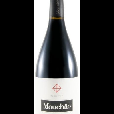 Garrafa de vinho tinto Mouchão 2015 com rótulo branco e tampão preto