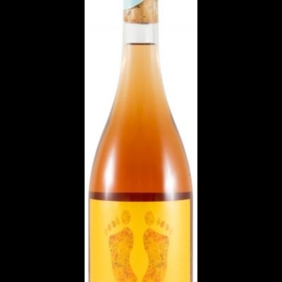 Garrafa de vinho rosé com etiqueta amarela com pegadas e texto Respiro