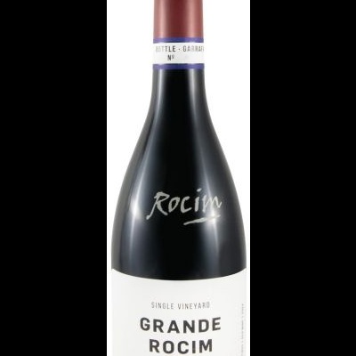 Garrafa de vinho tinto Grande Rocim com rótulo branco e cápsula vinho tinto