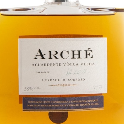 frasco de aguardente vínica velha com rótulos branco e azul