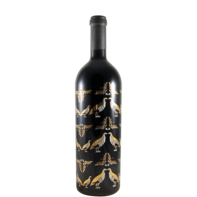 Garrafa de vinho preta com padrão dourado de pássaros