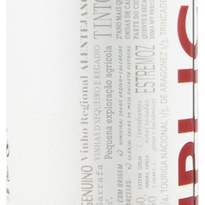 Rótulo de garrafa de vinho tinto com texto em cinza e vermelho num fundo branco