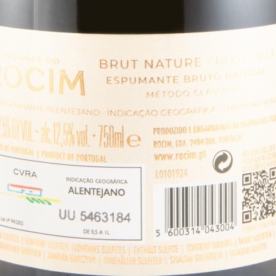 Rótulo branco de garrafa de vinho espumante rosé da marca Herdade do Rocim com texto dourado e código de barras.