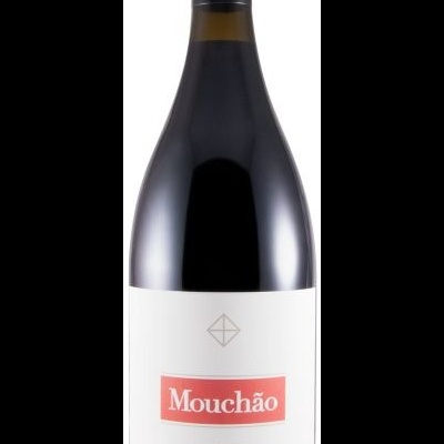 Garrafa de vinho tinto Mouchão 2012, rótulo branco e vermelho