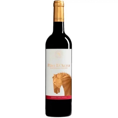 Garrafa de vinho tinto com rótulo branco e desenho dourado de cabeça de cavalo
