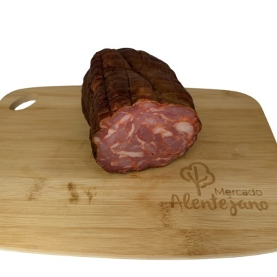 Enchido fumado sobre tábua de madeira gravada Mercado Alentejano