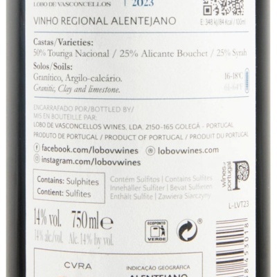 Etiqueta de vinho tinto LV Lobo de Vasconcellos 2023 Alentejano com descrição de variedades, solos, teor alcoólico e volume