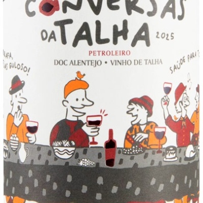 Rótulo colorido de vinho com desenho de pessoas a beber vinho e texto em português.