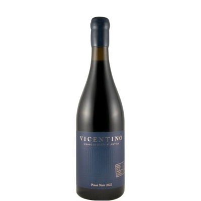 Garrafa de vinho tinto com rótulo azul escuro e texto branco e dourado.