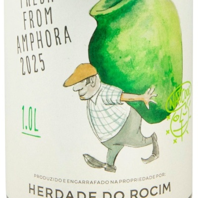 Rótulo com homem carregando ânfora verde e texto Fresh from Amphora 2025
