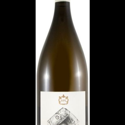 Garrafa de vinho branco com rótulo branco e texto Parto do Diabo