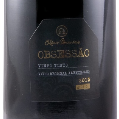 Garrafa de vinho tinto com rótulo preto e dourado com texto e vidro escuro