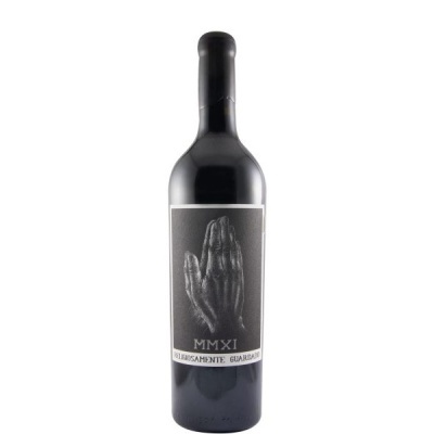 Garrafa de vinho tinto com rótulo preto e branco e imagem de mão em oração