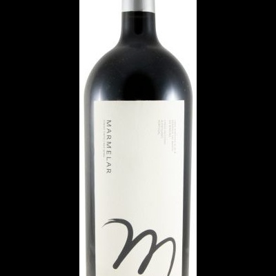 Garrafa de vinho tinto com rótulo branco e texto MARMELAR
