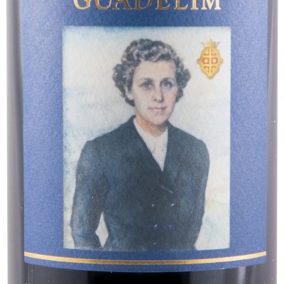 Rótulo azul de garrafa de vinho com texto dourado e retrato de mulher