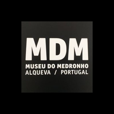 Logótipo do Museu do Medronho Alqueva Portugal em fundo preto