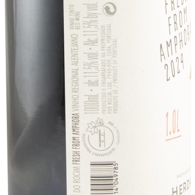 Garrafas de vinho tinto com rótulo branco