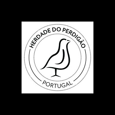 Logotipo circular preto e branco com texto HERDADE DO PERDIGÃO e PORTUGAL e desenho de um perdiz no centro.