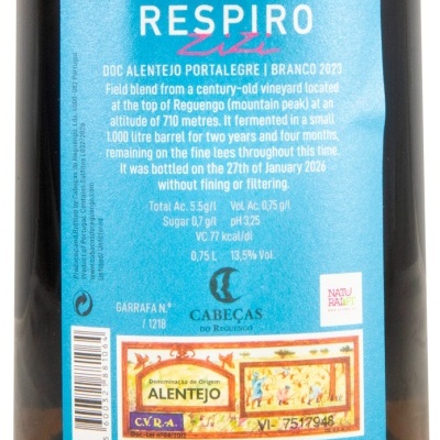 Rótulo azul de vinho branco com texto sobre fermentação e selo Denominação de Origem Alentejo
