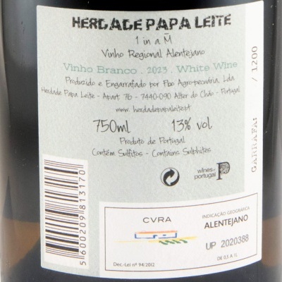 Etiqueta de vinho branco português com informações de produção e volume