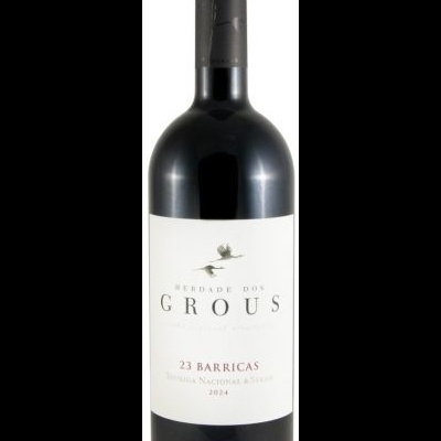Garrafa de vinho tinto com rótulo branco e texto em preto e vermelho