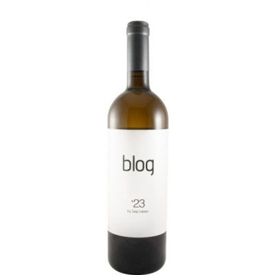 Garrafa de vinho com rótulo branco e texto bloq