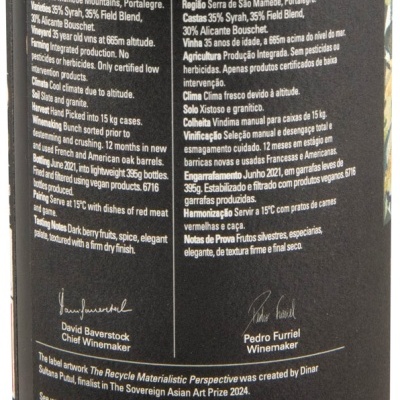 Etiqueta de vinho preta com texto detalhado em português e inglês e duas assinaturas