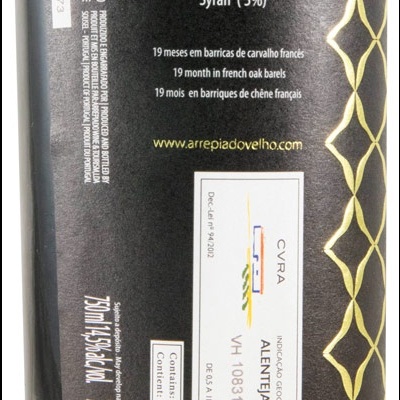 Etiqueta de vinho preta com texto branco e dourado e padrão dourado