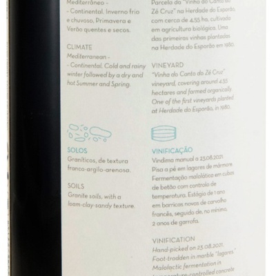 Etiqueta traseira de uma garrafa de vinho com texto informativo em português e inglês.